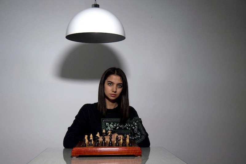 رفض الحجاب يعطي جنسية إسبانيا إلى لاعبة شطرنج إيرانية