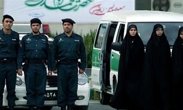 إيران تعتقل ممثلاً انتقد إلزام النساء بالحجاب