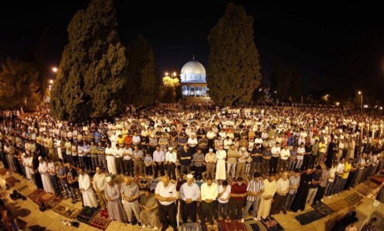 الآلاف يحيون الفجر العظيم في المسجدين الأقصى والإبراهيمي