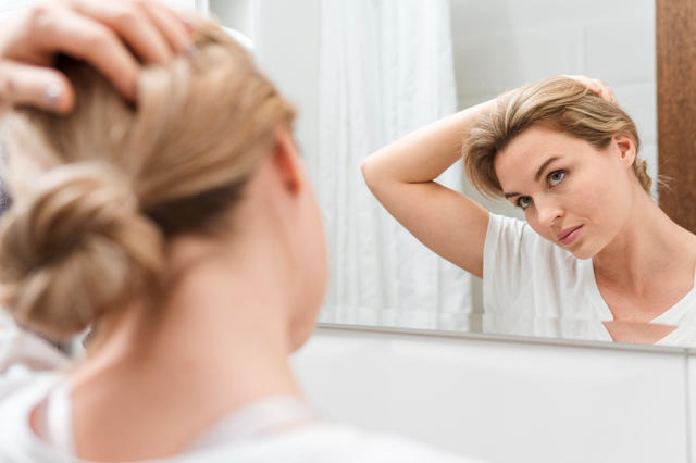 البيوتين أم فيتامين د: أيهما أفضل لعلاج تساقط الشعر؟