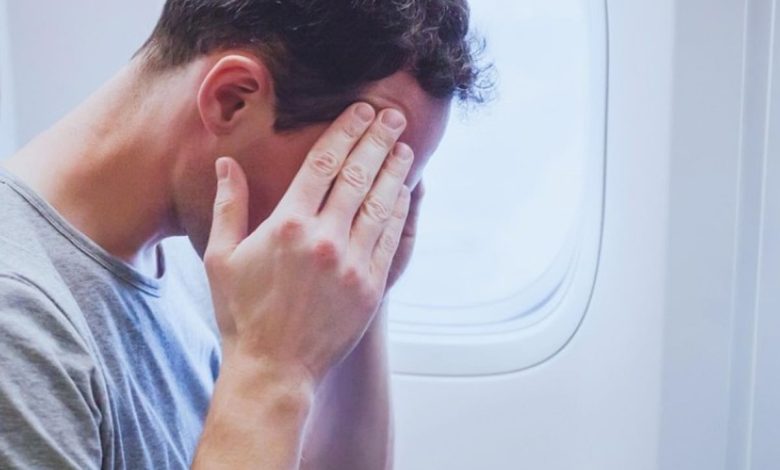 الصحة توضّح طرق الوقاية من ضغط الأذن في أثناء رحلة الطيران