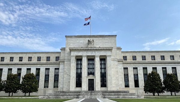 الفيدرالي الأمريكي يرفع سعر الفائدة بنحو 25 نقطة أساس