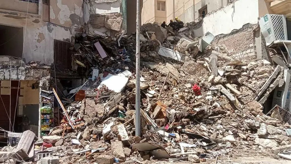 انهيار عقار مكون من 3 طوابق بحي الخليفة والبحث عن ناجين جنوب القاهرة