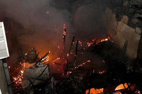 حريق يدمّر منزلا تراثيا وسط دمشق ويسبب أضرارا بمنزل رئيس سوري سابق