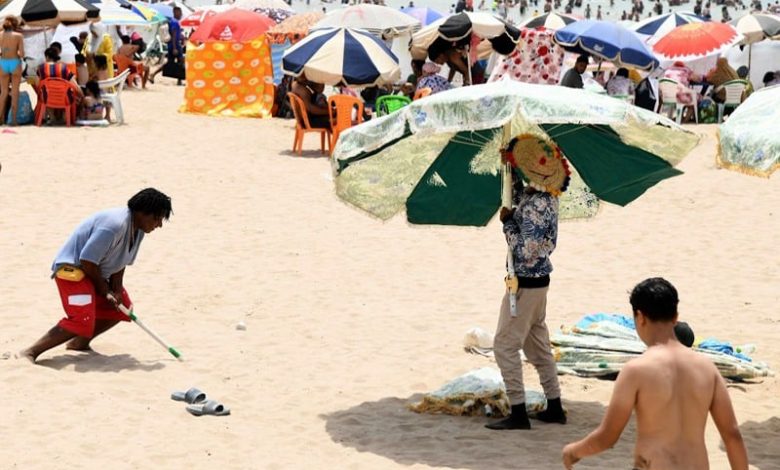 حملة رقمية تطلب "تحرير الشواطئ" بالصيف