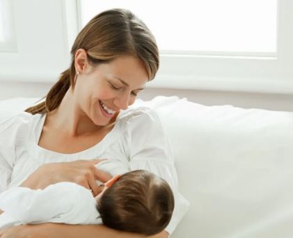 دراسة: يوجد مادة في حليب الأم تعمل على نمو الدماغ بعد ولادة الطفل