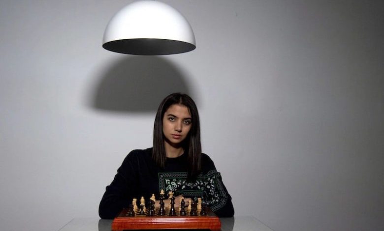 رفض الحجاب يعطي جنسية إسبانيا إلى لاعبة شطرنج إيرانية