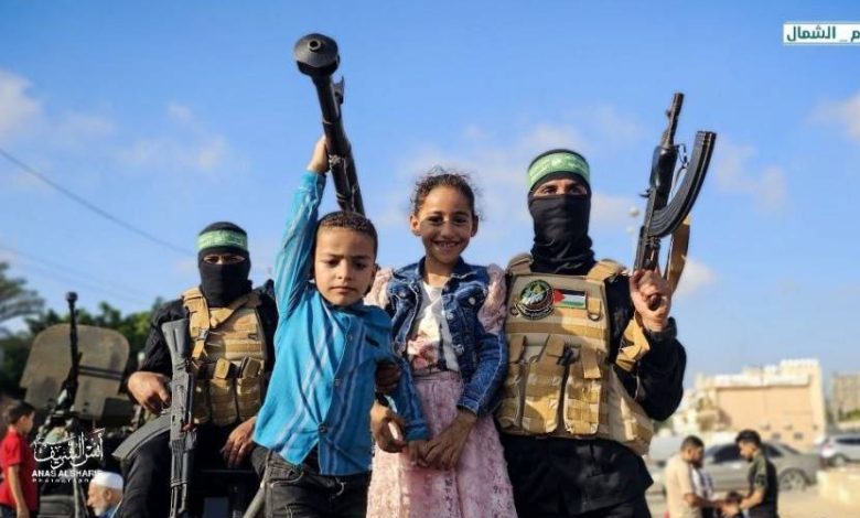 صور| القسام ينظم معرضًا للأسلحة في قطاع غزة