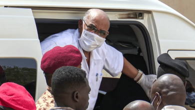 قصف استهدف مستشفى يقيم فيه الرئيس السوداني السابق بأم درمان