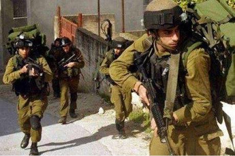 قوات الاحتلال تعتقل فلسطينيا وتداهم عدة منازل في الخليل
