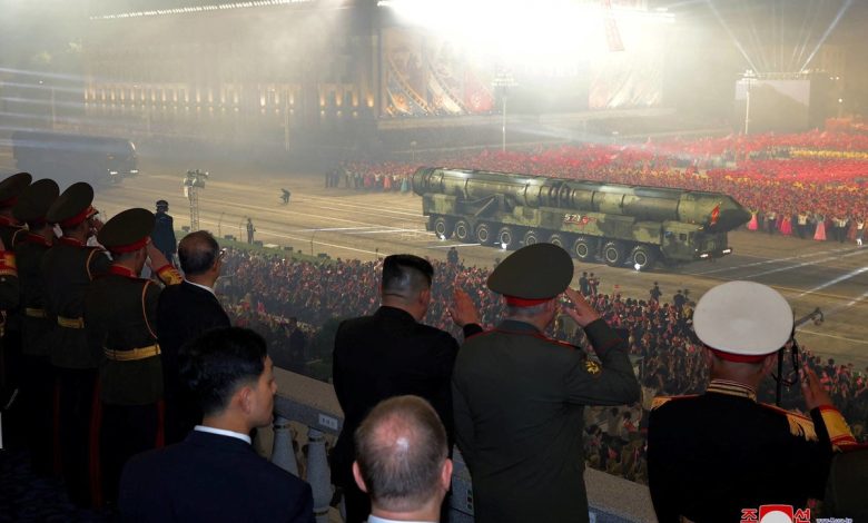 كيم يشرف على عرض عسكري يضم مسيّرات جديدة وصواريخ بالستية عابرة للقارات