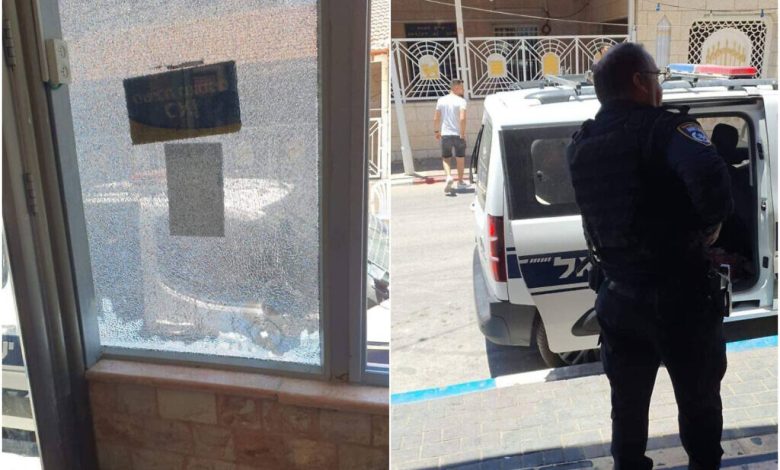 مسلحون فلسطينيون يطلقون النار على سيارة شرطة ومتجر في بلدة سامرية في نابلس
