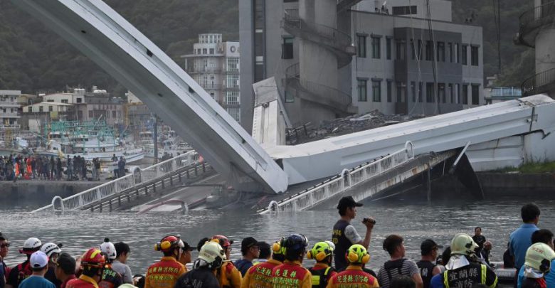مقتل شخصين وإصابة 7 جراء انزلاق عارضة جسر في موقع بناء بوسط اليابان