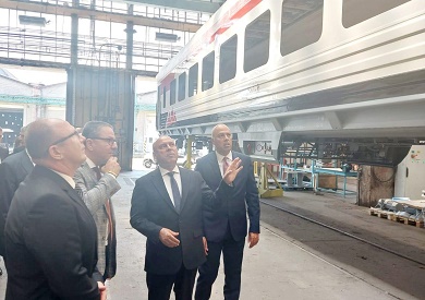وزير النقل يتفقد خطوط إنتاج عربات الدرجة الأولى والثانية المكيفة الجاري تصنيعها حاليا بالمجر