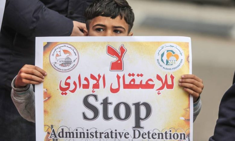 13 أسيراً يواصلون الإضراب عن الطعام رفضاً للاعتقال الإداري