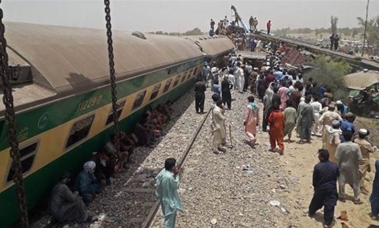 15 قتيلاً و45 مصاباً بسبب خروج قطار عن مساره في باكستان