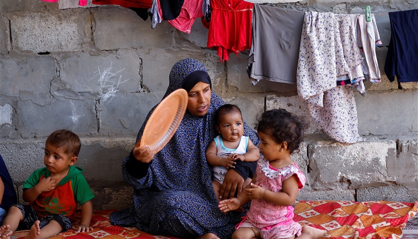 عائلات في غزة تعاني مالياً (رويترز)