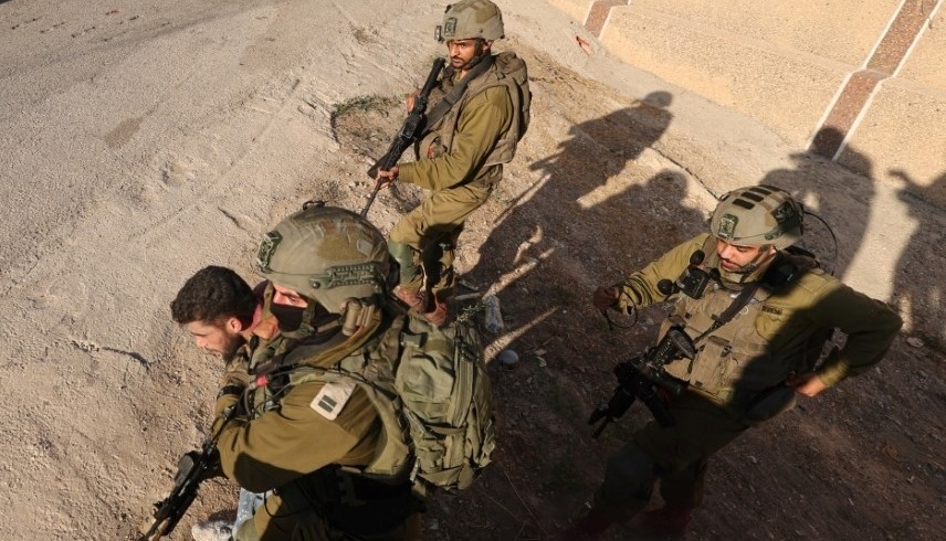 اعتقال مواطنين فلسطينيين من قبل الجيش الإسرائيلي (أ ف ب)