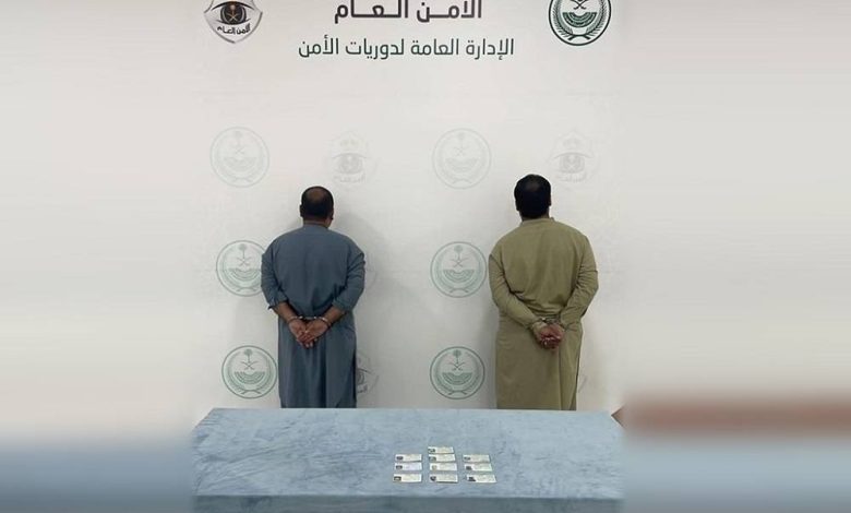 القبض على مقيم زوّر وتاجر بوثائق ورخص قيادة.. وآخر مخالف يحمل إقامة مزورة - أخبار السعودية