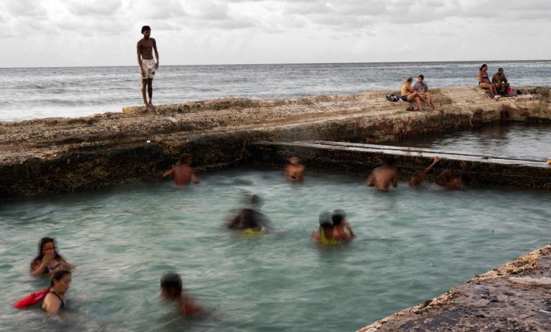 إحياء أحواض سباحة قديمة في كوبا... نفايات وأخطبوطات بين المصطافين