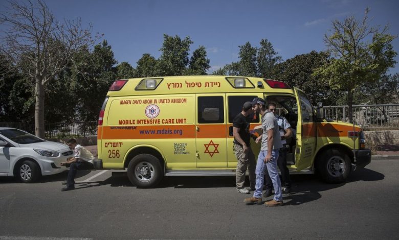 إصابة رجلين إسرائيليين بجروح متوسطة في إطلاق نار مشتبه به في معاليه أدوميم