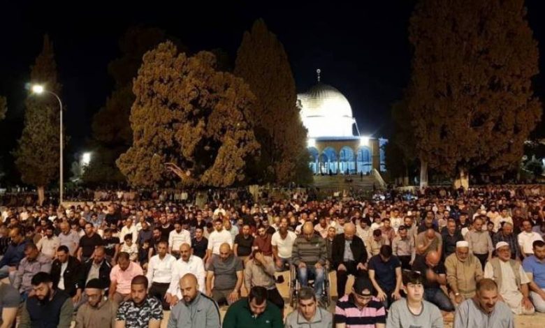 الآلاف يؤدون صلاة الفجر في المسجد الأقصى