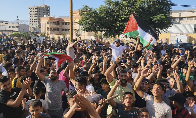 متظاهرون فلسطينيون يرددون هتافات خلال مظاهرة ضد انقطاع التيار الكهربائي المزمن في القطاع والظروف المعيشية الصعبة، في شوارع خان يونس جنوب قطاع غزة، 30 يوليو، 2023. (AP Photo)