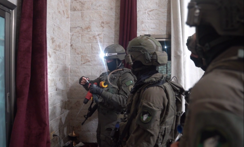 جيش الاحتلال يأخذ قياسات منزل عائلة الشهيد منفذ عملية "تل أبيب"