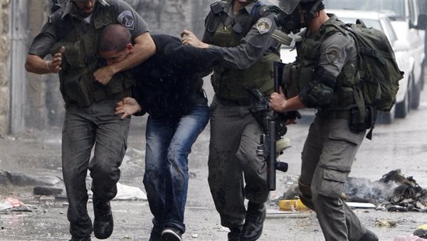جيش الاحتلال يعتقل شابا فلسطينيا عند حاجز عسكري قرب طولكرم