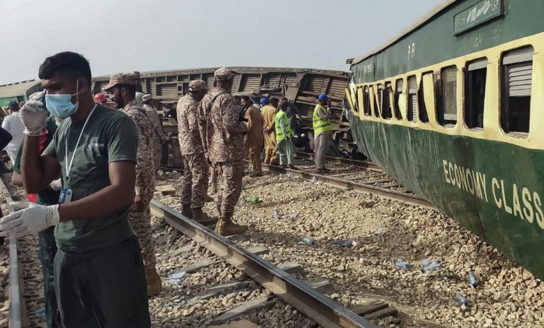 حادث مروع.. وفاة 25 وإصابة العشرات بعد خروج قطار عن مساره في باكستان