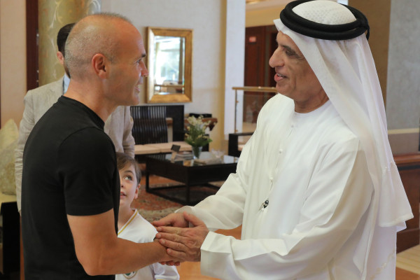 سعود بن صقر يستقبل لاعب نادي الإمارات أندريس إنييستا