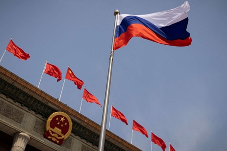 سفارة بكين لدى روسيا تنتقد معاملة صينيين على الحدود