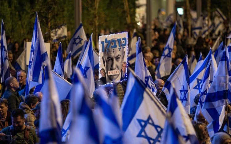 عشرات الآلاف يتظاهرون في اسرائيل احتجاجا على تفاقم جرائم القتل بالقطاع العربي