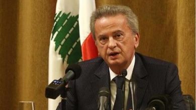 لبنان يجمد حسابات حاكم المصرف المركزي السابق وشركاء له ويرفع عنها السرية