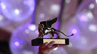 جائزة الأسد الذهبي تحملها المخرجة الأمريكية لورا بويتراس (US director Laura Poitras holds the Golden Lion for Best Film). مصدر الصورة: Tiziana FABI / AFP