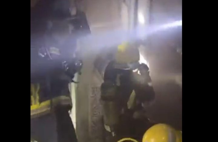 مدني الرياض ينقذ شخصا احتجز إثر حريق في منزل