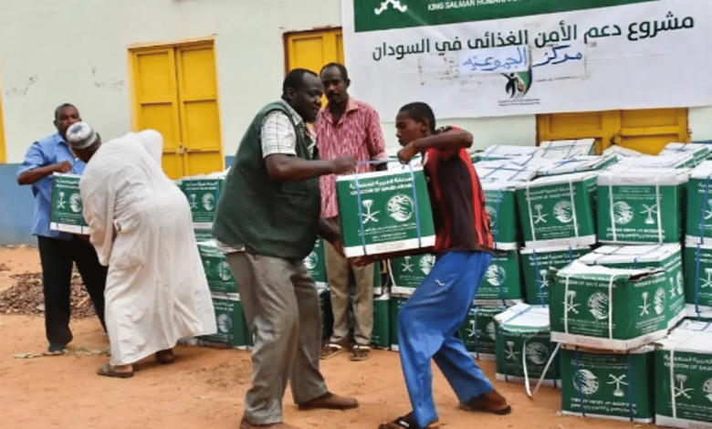 مركز الملك سلمان للإغاثة يوزع أكثر من 32 طنًا من السلال الغذائية بولاية الخرطوم