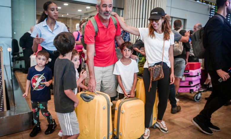 مسافرون إسرائيليون في أول رحلة جوية من السعودية إلى تل أبيب بعد هبوط اضطراري في جدة