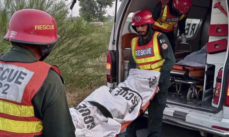 مقتل 11 عاملاً في انفجار عبوة ناسفة شمال غربي باكستان
