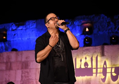 هشام عباس يبدأ حفله بمهرجان القلعة بأغنية م«تبطليش»