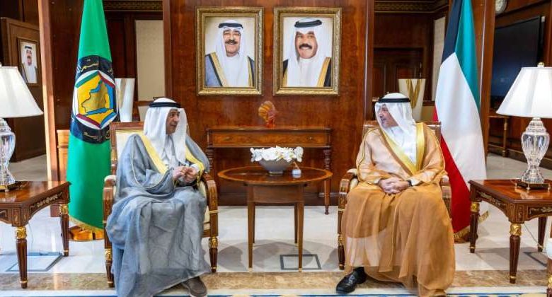 وزير الخارجية يبحث وأمين «مجلس التعاون» تعزيز مسيرة العمل الخليجي المشترك