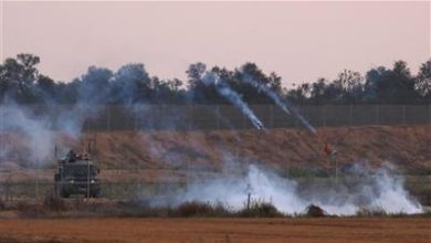 إسرائيل تقصف موقعاً لحماس بعد مظاهرات على حدود غزة