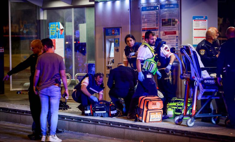 إصابة حارس أمن بجروح طفيفة في هجوم طعن في محطة القطار الخفيف في القدس