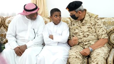 القائد العام لقوة دفاع ‏البحرين يقدم واجب العزاء إلى أسرة وأهل شهيد الواجب الوطني