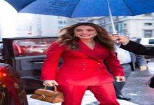 الملكة رانيا تتألق بالبدلة الكلاسيكية الحمراء