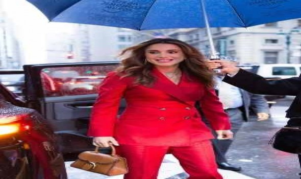 الملكة رانيا تتألق بالبدلة الكلاسيكية الحمراء