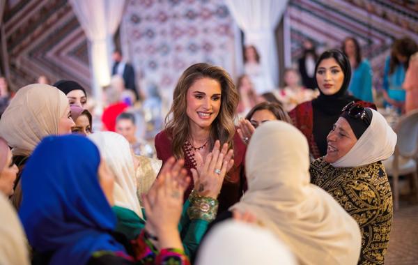 الملكة رانيا في حفل حناء الأميرة إيمان (Queen Rania). مصدر الصورة: Office of Her Majesty Queen Rania Al Abdullah / AFP