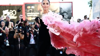 عارضة الأزياء يوجينة سيلفا تخطف الأنظار بإطلالتها- (مصدر الصورة: GABRIEL BOUYS AFP)