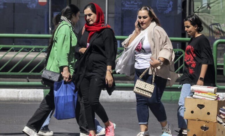 النواب الإيرانيون يصوّتون لصالح تشديد عقوبة انتهاك قواعد اللباس المفروضة على النساء
