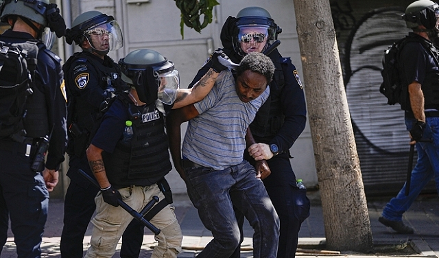 بعد مواجهات تل أبيب : الشرطة الإسرائيلية تنقل 52 إريتريا للاعتقال الإداري